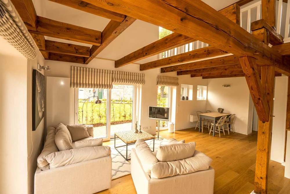 Wohn- und Essbereich vom Apartment 8 des Hofguts Bockelkathen