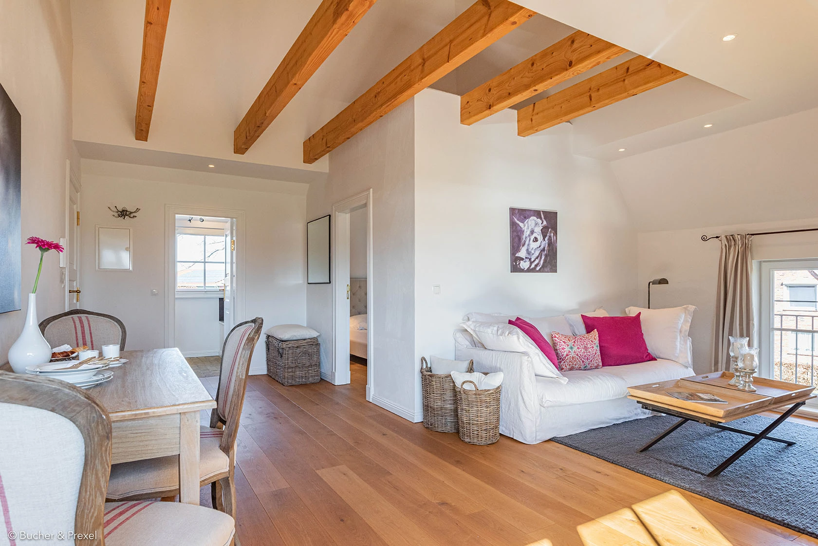 Blick in das Wohnzimmer und den Eingangsbereich vom Apartment 4 des Hofguts Bockelkathen