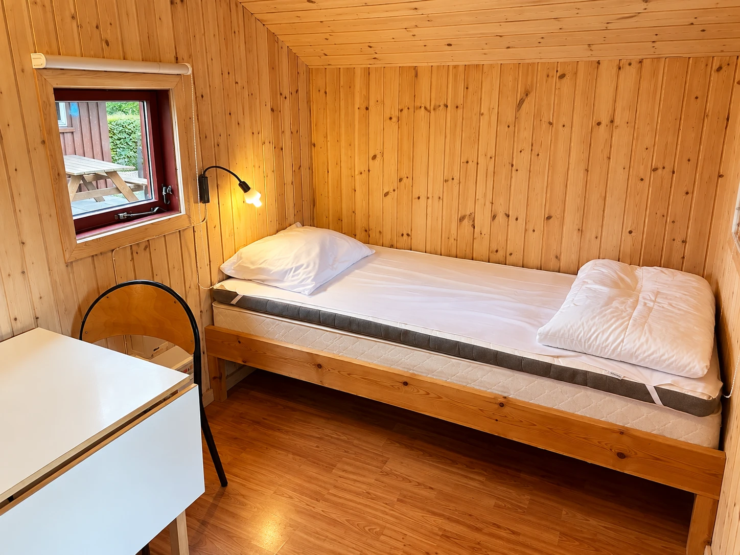 Cykelhytte – sleeping area Bed and chair in the Cykelhytte