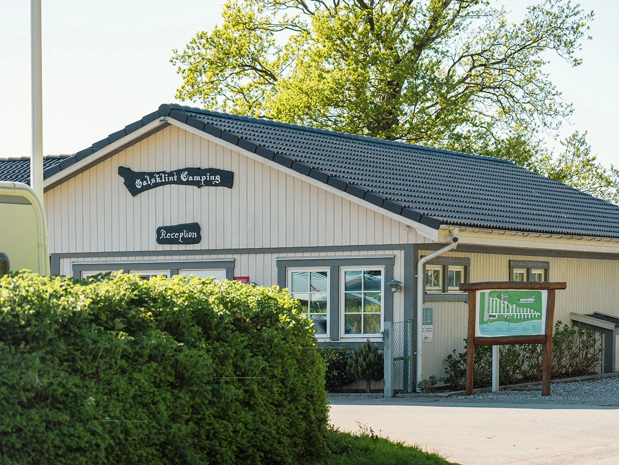 Foto von der Rezeption vom Campingplatz Galsklint von der Straße aus.