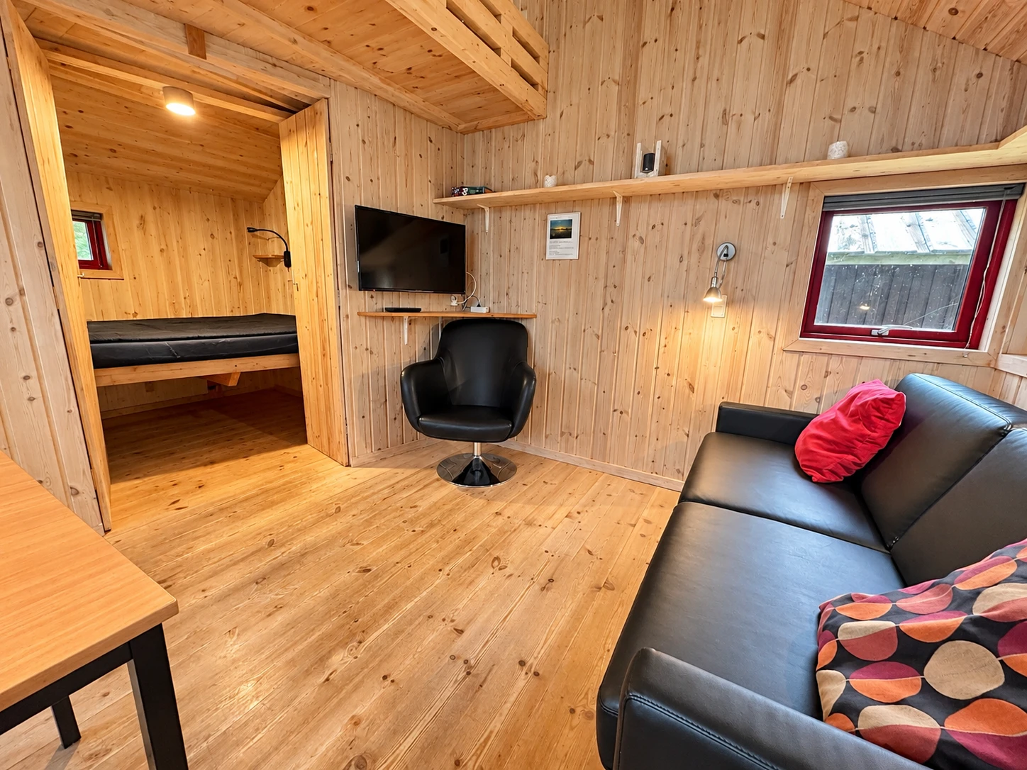 Komforthytte – living area Living area with TV, armchair and sofa in the Komforthytte