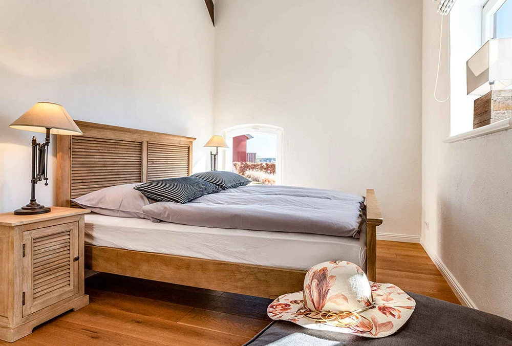 Beispielhaftes Schlafzimmer in einem der zehn Apartments auf dem Hofgut Bockelkathen