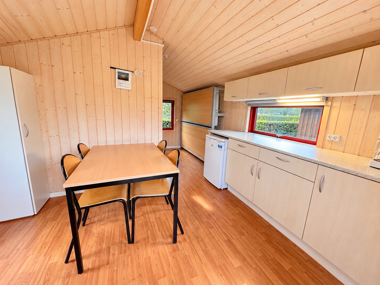 Standardhytte – kitchen & dining Kitchenette with dining area in the Standardhytte