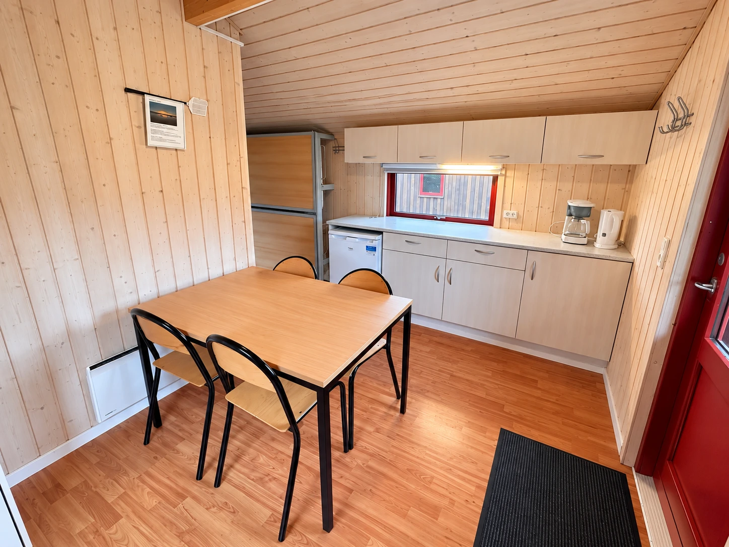 Standardhytte – kitchen & dining Dining table and kitchenette in the Standardhytte