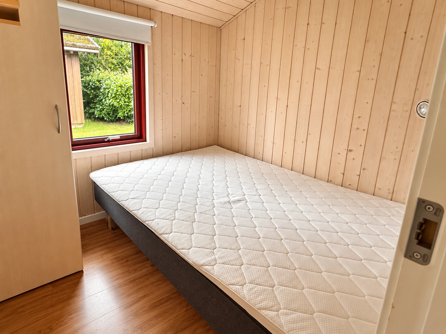 Standardhytte – sleeping area Large bed in the Standardhytte