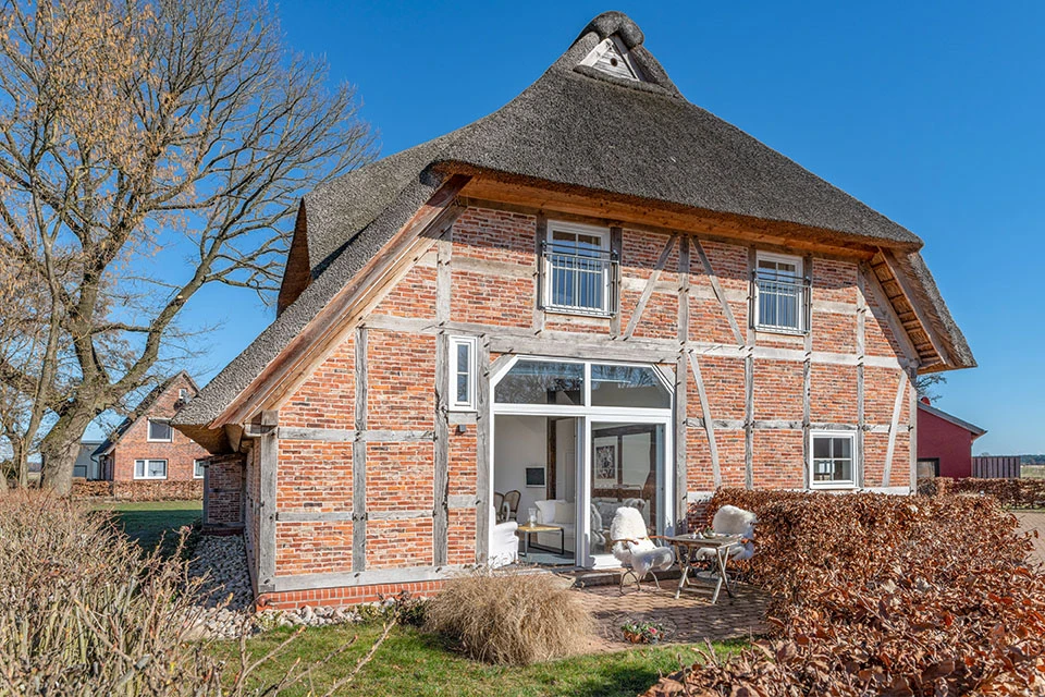 Haupthaus des Hofguts Bockelkathen mit diavorliegender Terrasse