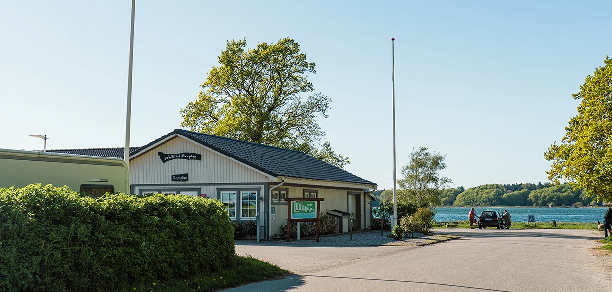 Foto vom Rezeptionsgebäude des Campingplatzes Galsklint mit gehisster dänischer Flagge.
