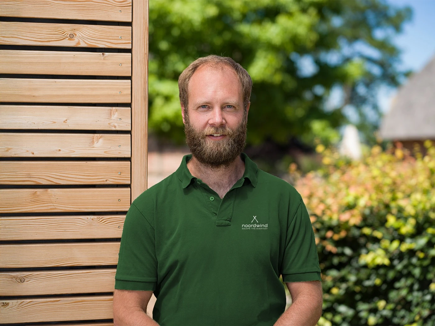 Gründer und Geschäftsführer von noordwind Simon Kilimann in einem grünen Poloshirt