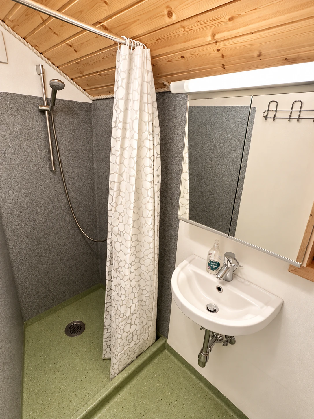 Komforthytte – bathroom Shower with shower curtain in the Komforthytte