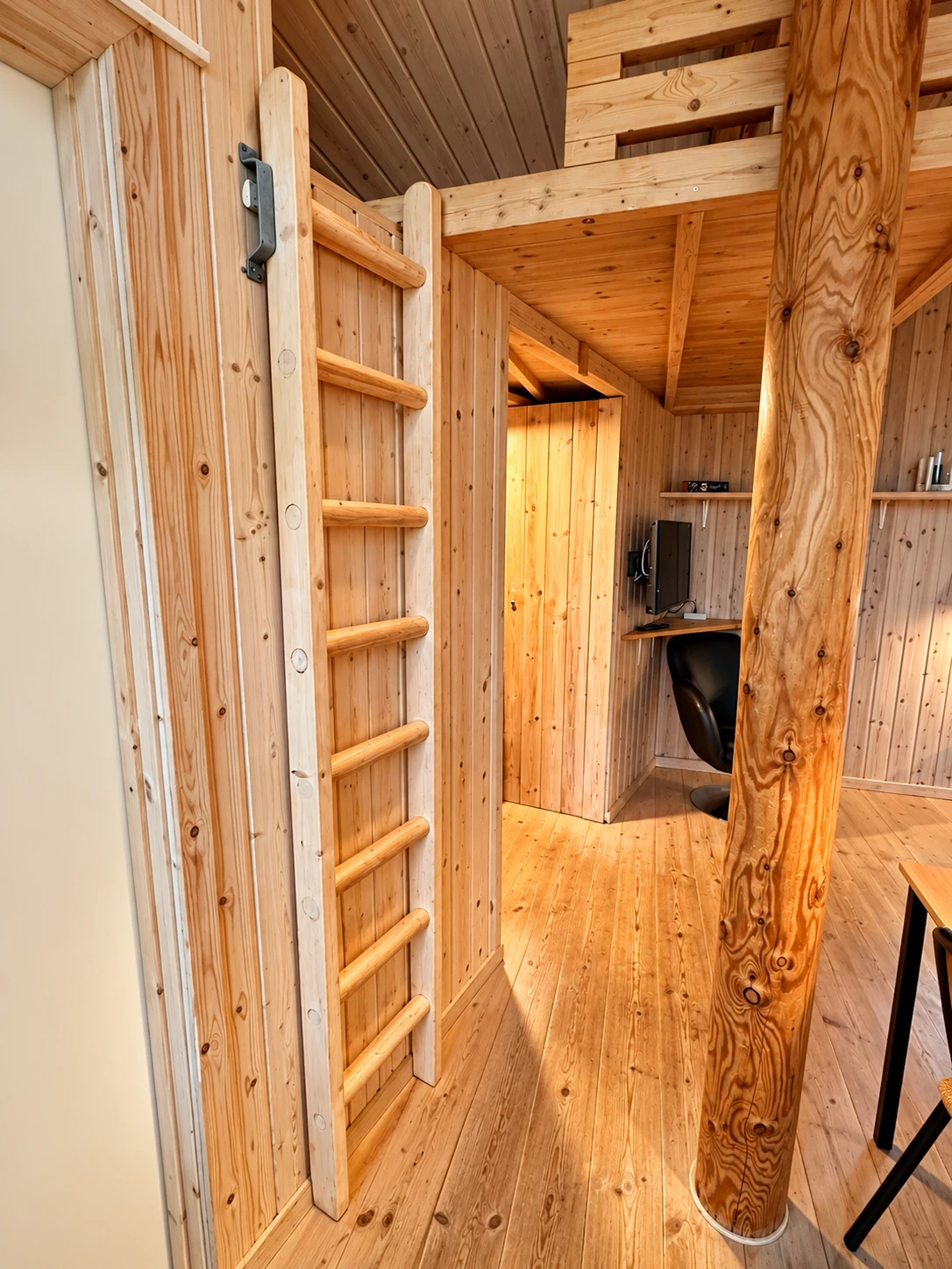 Komforthytte – sleeping loft Wooden stairs to the sleeping loft in the Komforthytte