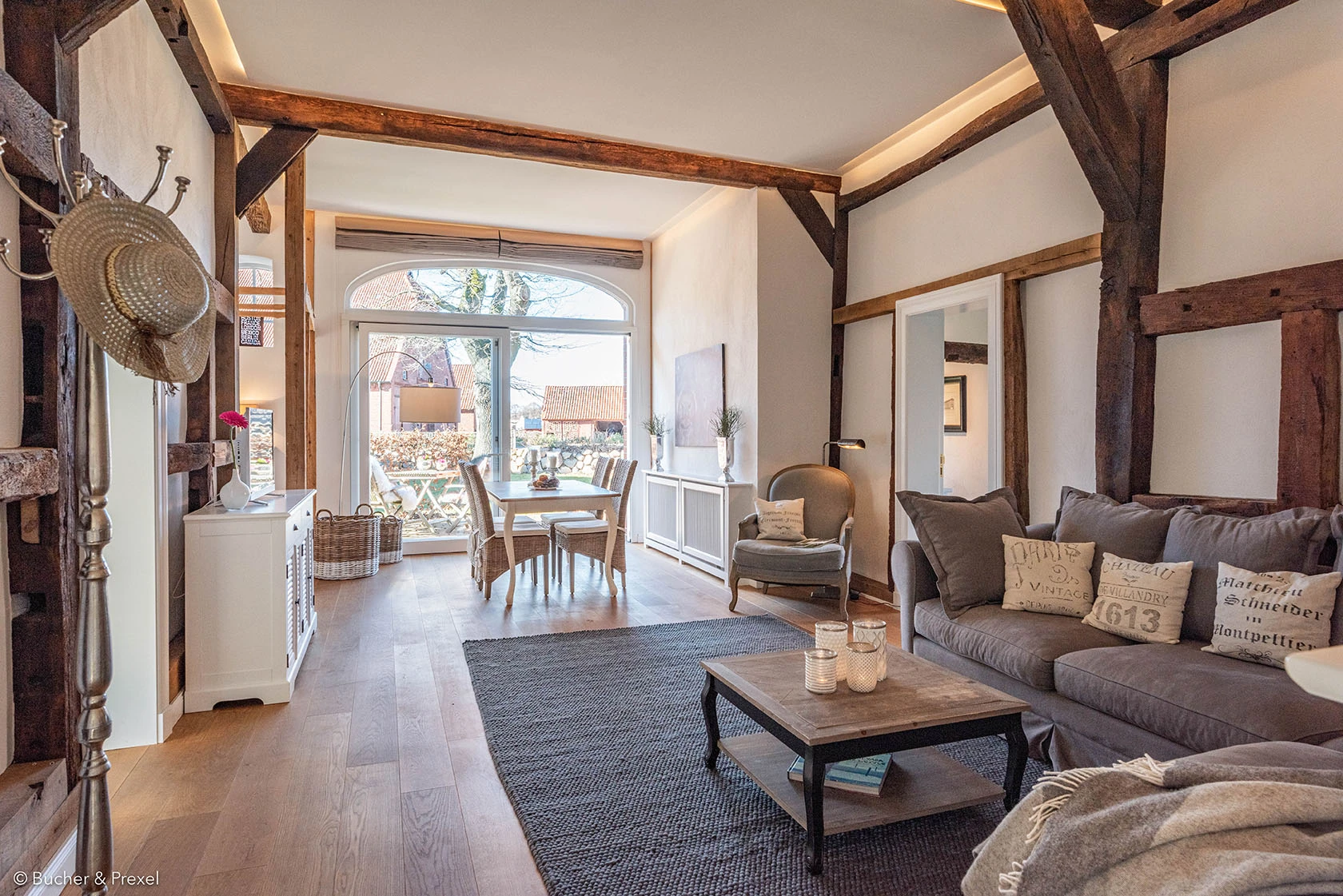 Wohn- und Esszimmer vom Apartment 5 des Hofguts Bockelkathen