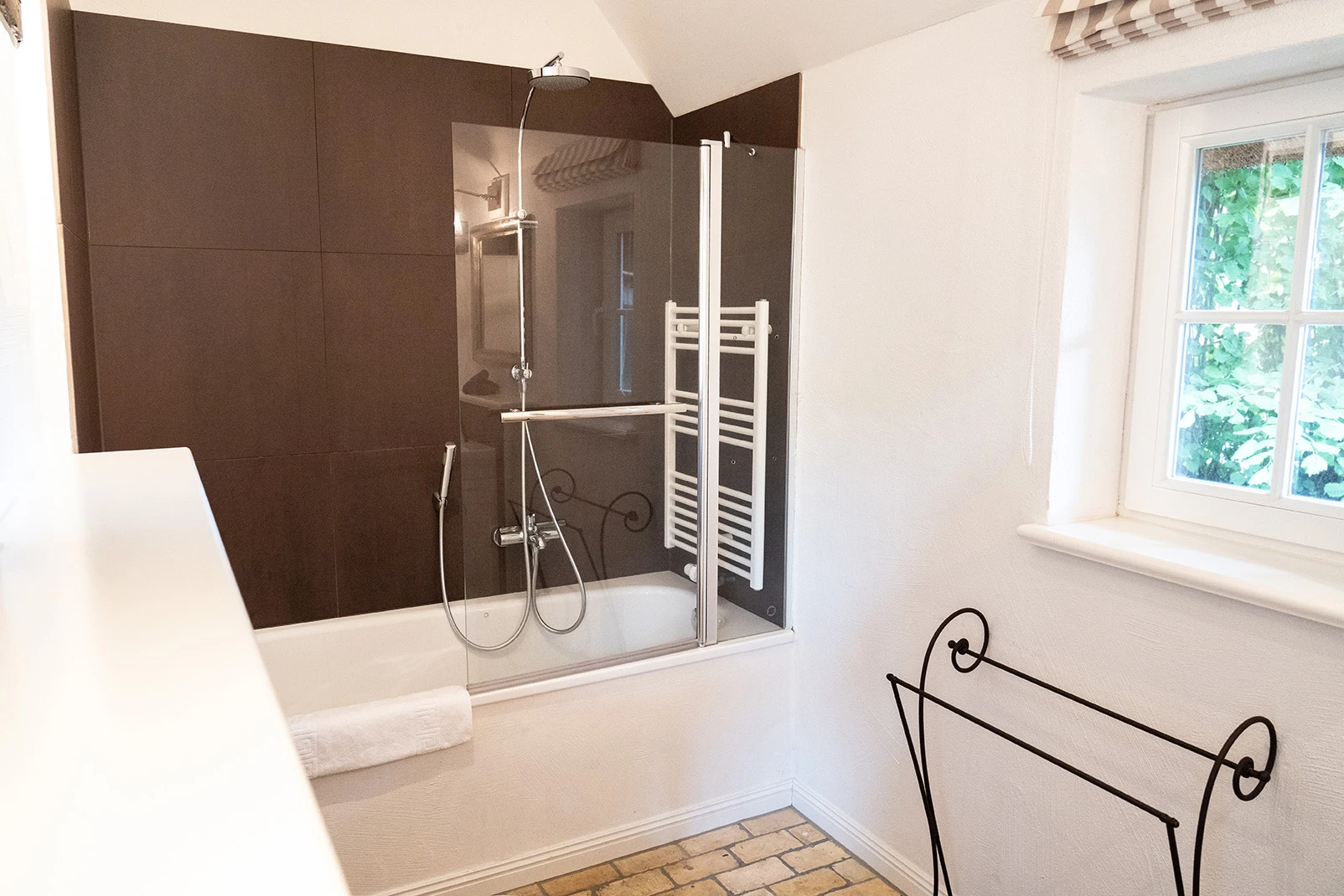 Badewanne im Badezimmer vom Apartment 2 des Hofguts Bockelkathen