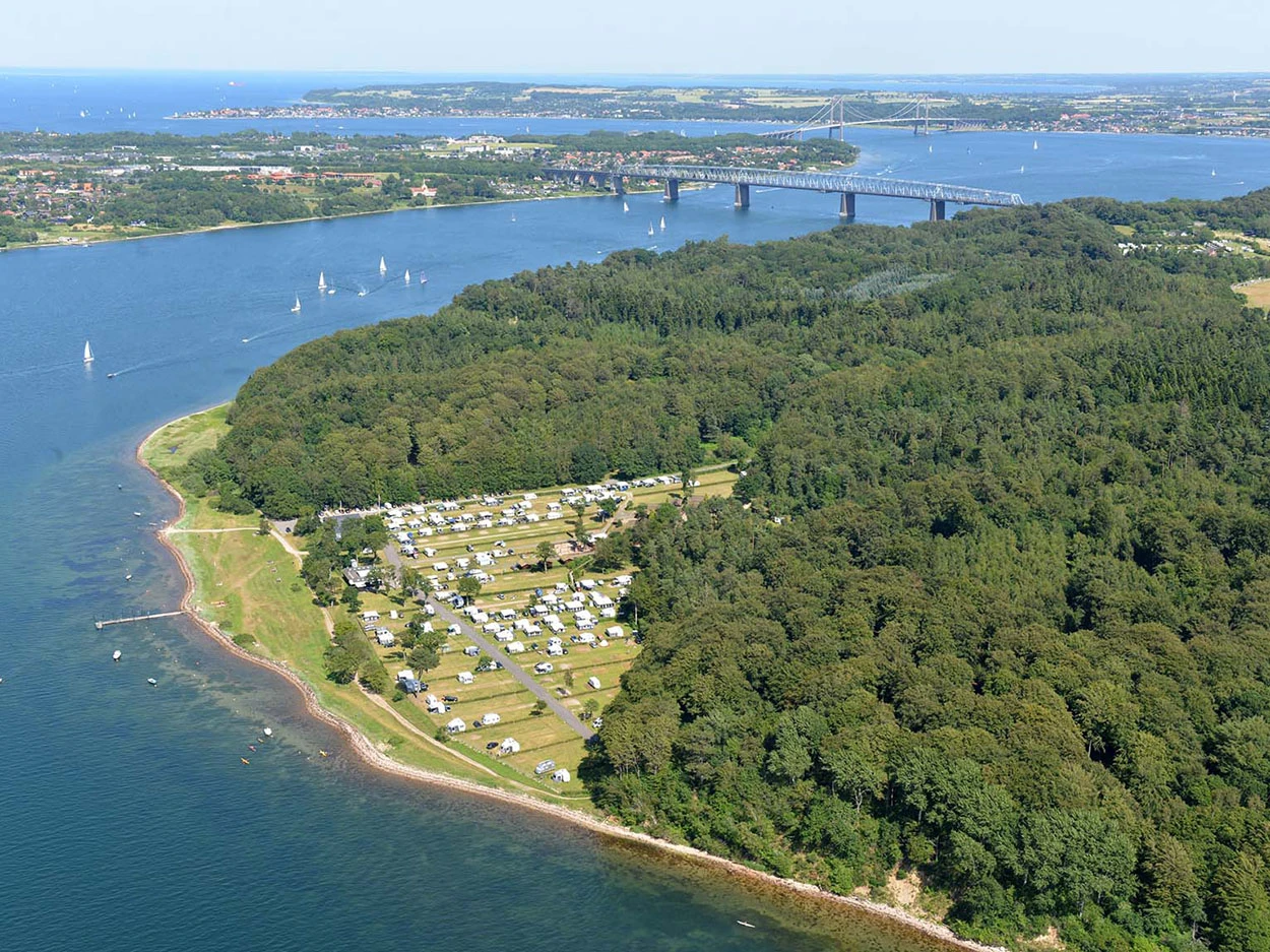 Luftaufnahme vom Galsklint Strand Camping am Kleinen Belt mit den Kleiner-Belt-Brücken im Hintergrund.