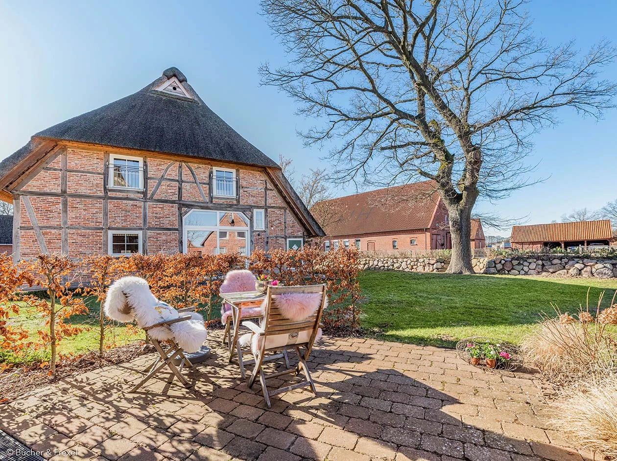 Terrasse des Scheunengebäudes mit Blick auf das Hauptgebäude auf dem Hofgut Bockelkathen