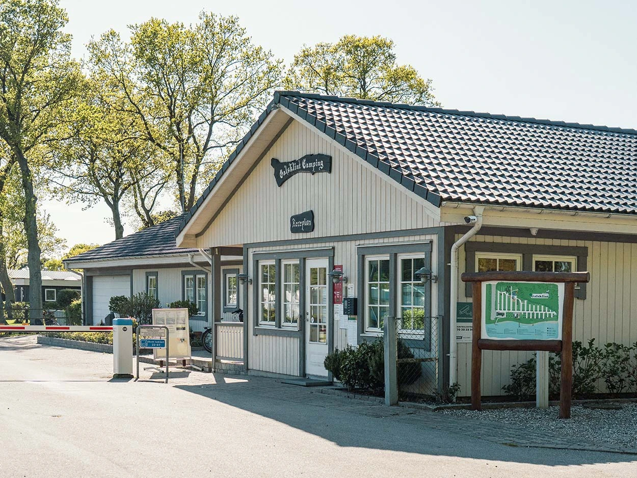 Foto vom Rezeptionsgebäude vom Campingplatz Galsklint mit geschlossener Schrankenanlage