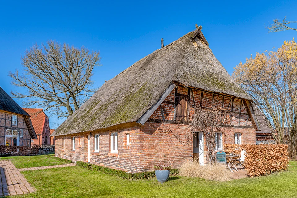 Restauriertes Scheunengebäude mit Terrasse auf dem Hofgut Bockelkathen