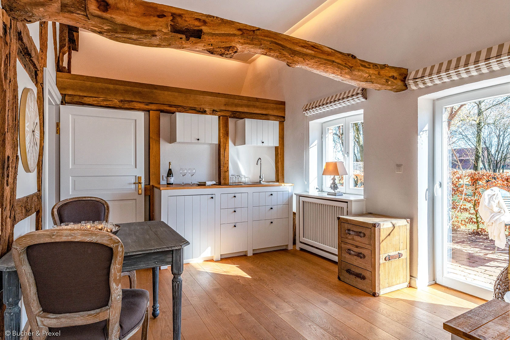 Esstisch und Küchenzeile in der Essküche vom Apartment 6 des Hofguts Bockelkathen