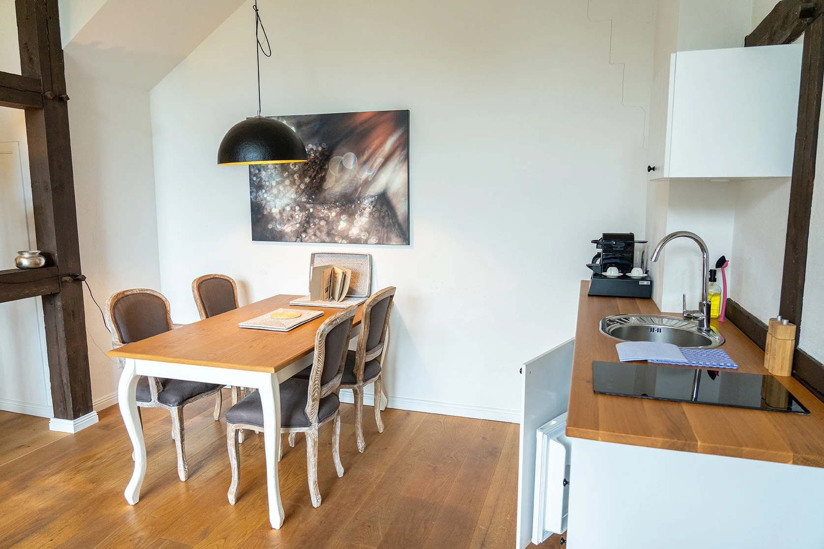 Esstisch und Küchenzeile im Wohnbereich vom Apartment 2 des Hofguts Bockelkathen