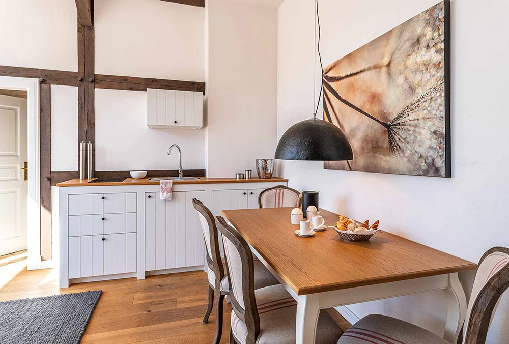 Beispielhafte Essküche in einem der zehn Apartments auf dem Hofgut Bockelkathen