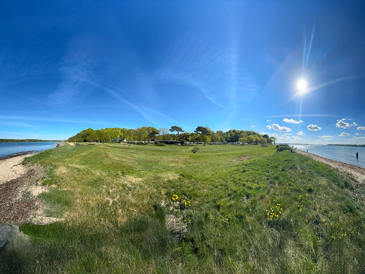 360-Grad Aufnahme vom Campingplatz Galsklint vom Ufer aus.