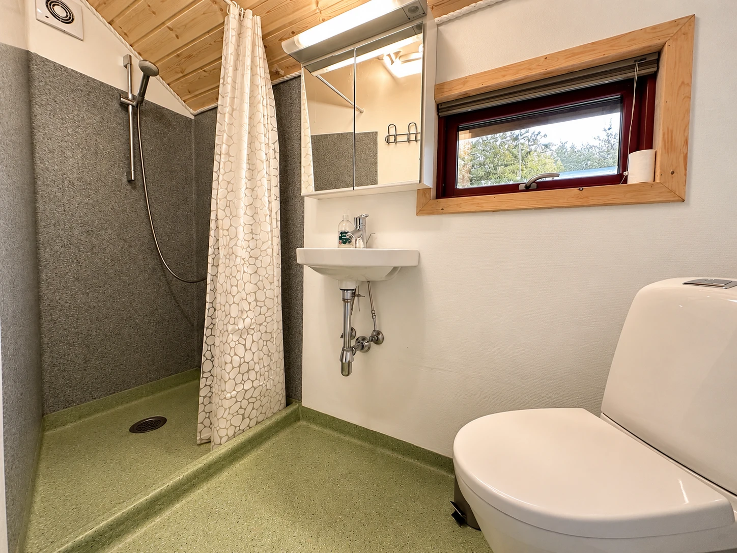 Komforthytte – bathroom Shower and washbasin in the bathroom of the Komforthytte