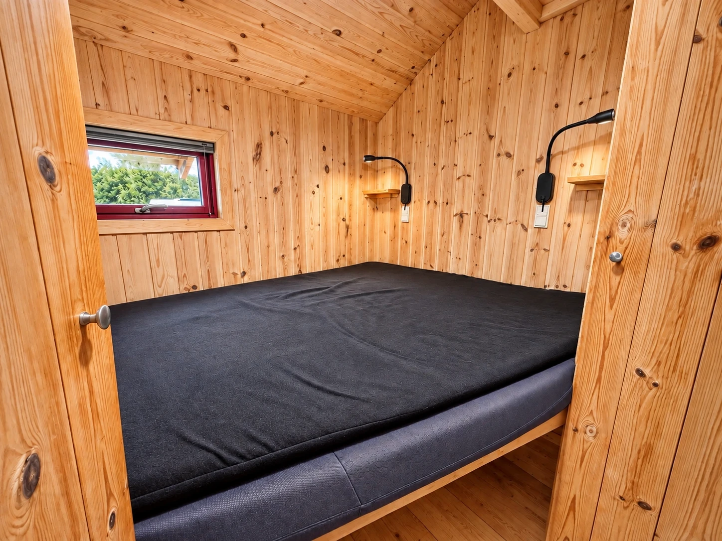 Komforthytte – bedroom Bedroom with double bed in the Komforthytte